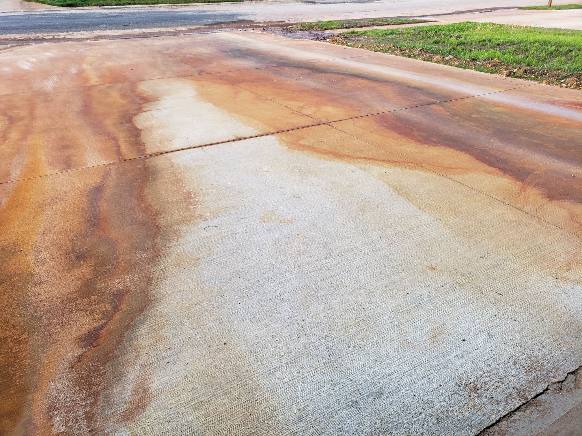 Red clay stains cleaning from your driveway in Raleigh NC | P2 pressure washing